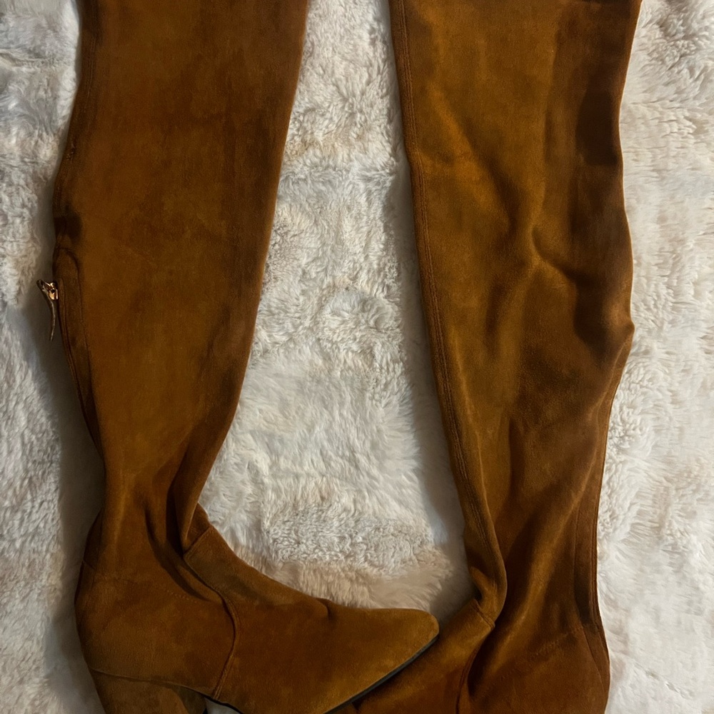 NWOT Goodnight Macaroon 'Marlo' over-the-knee boots in a tan suede material - Picture 3 of 9